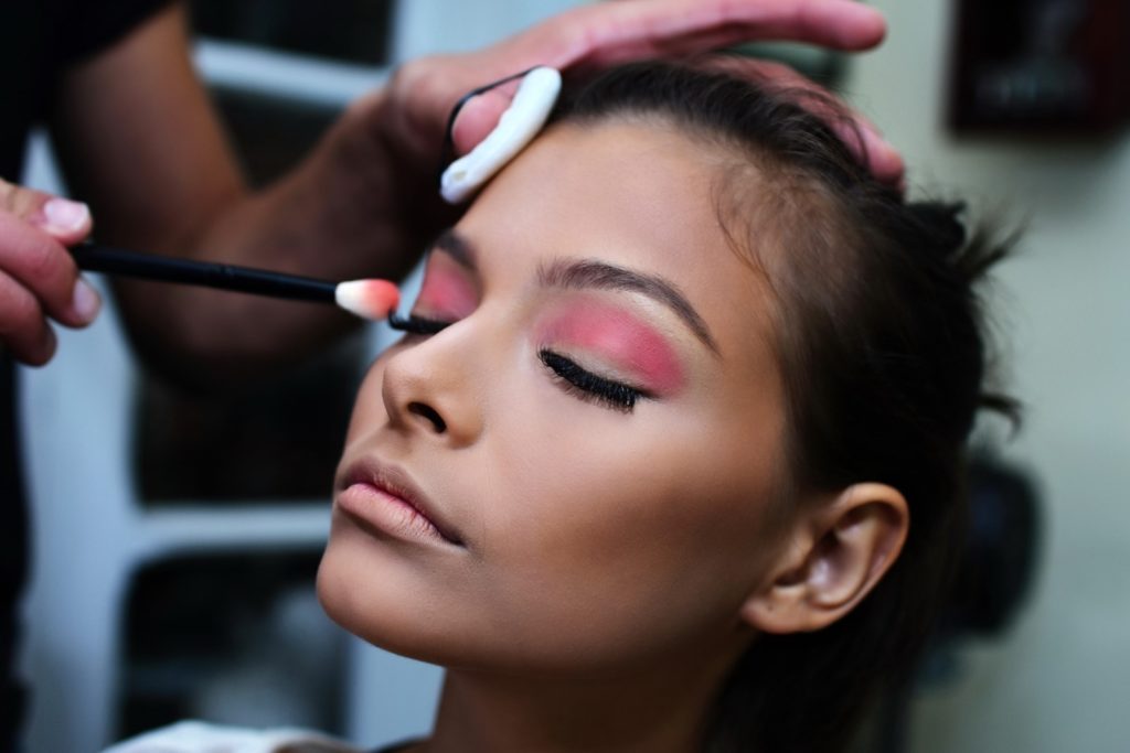 Application of makeup through an online makeup course.